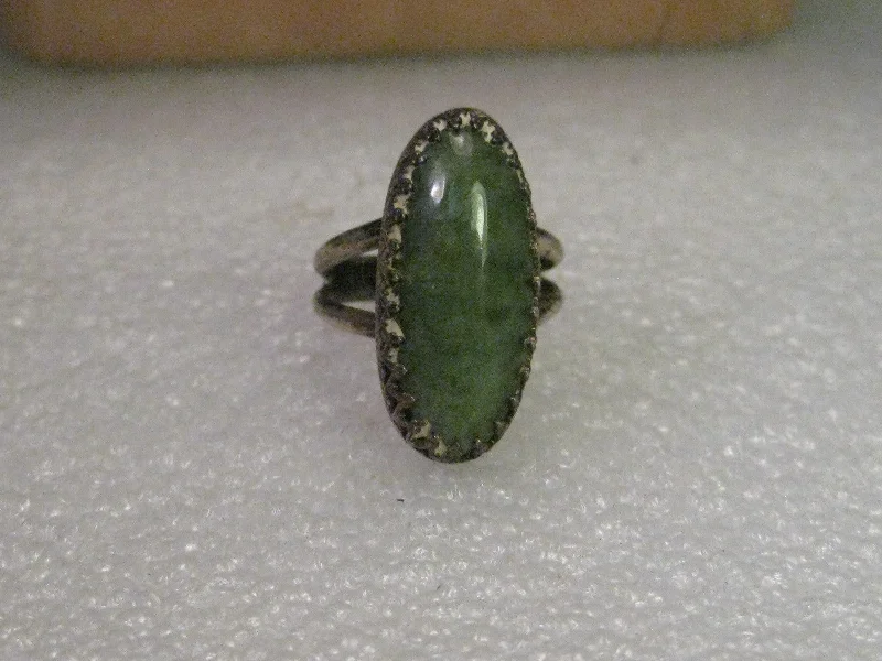 Antique promise rings-Vintage Ring, Sterling Silver Green Agate Southwestern Ring, size 7.75, Split V Band