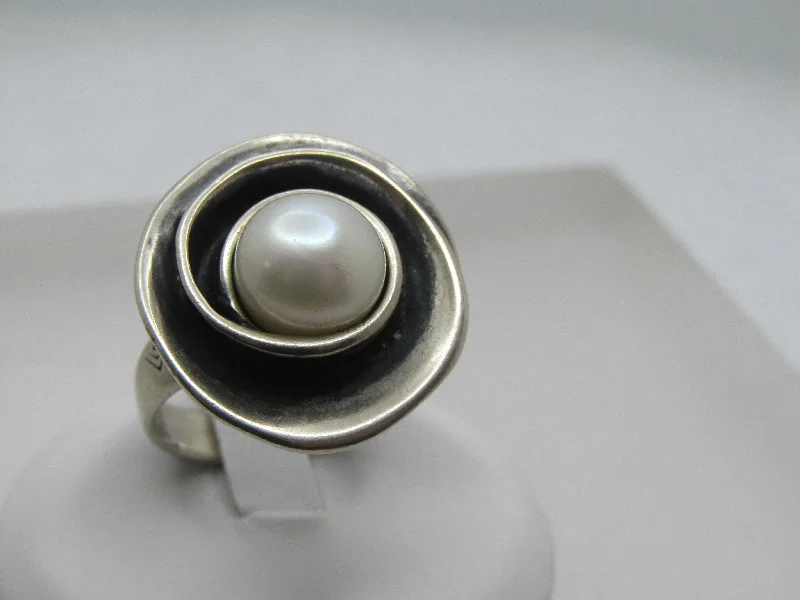 Bear motif rings-Vintage Sterling Lady Pearl Modernist Ring, Sz. 7, Signed ilpada